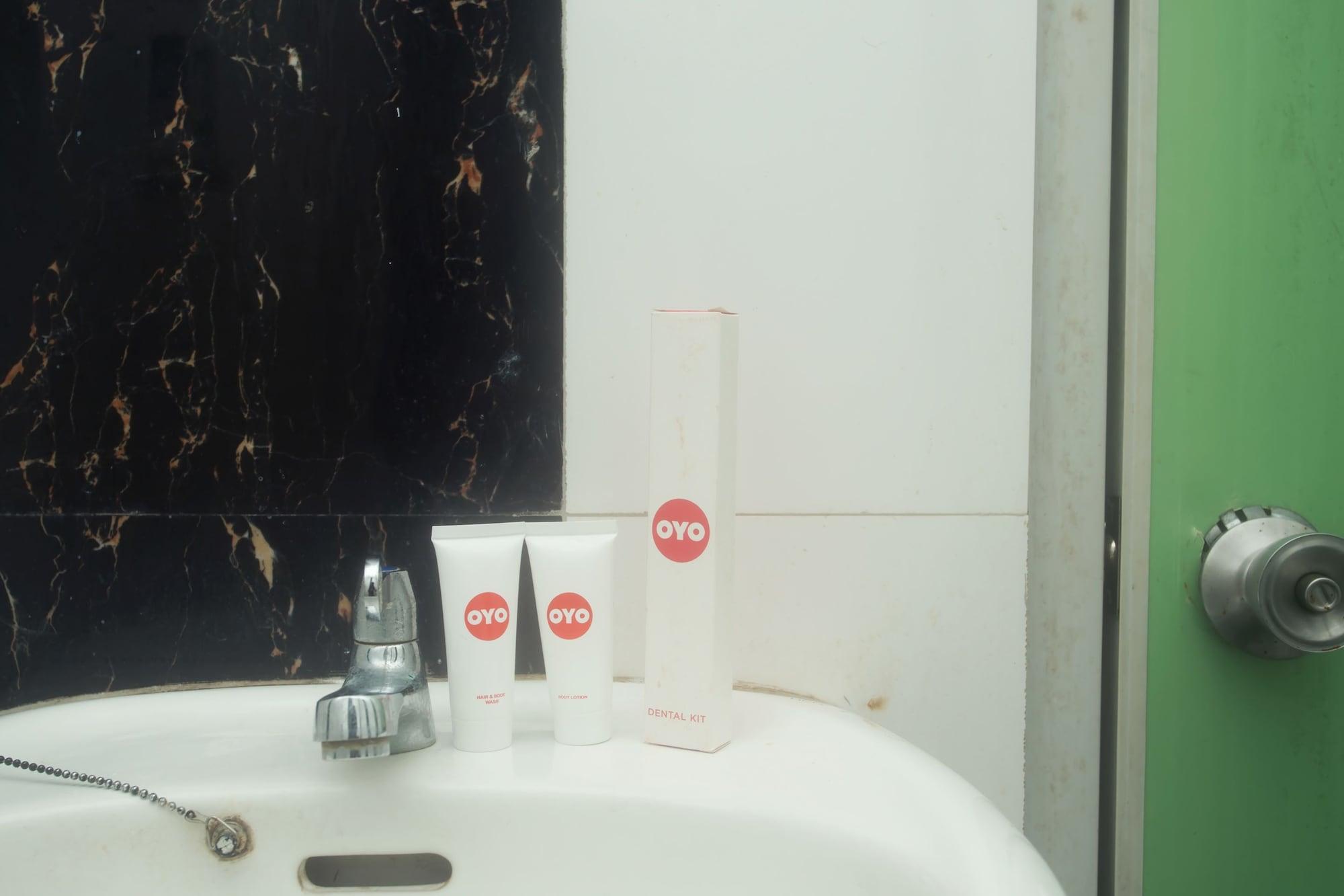 Oyo 850 Lapan Lapan Hotel Banjarmasin  Buitenkant foto