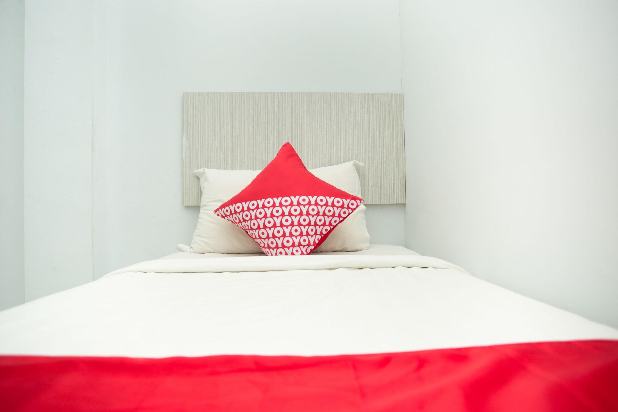 Oyo 850 Lapan Lapan Hotel Banjarmasin  Buitenkant foto