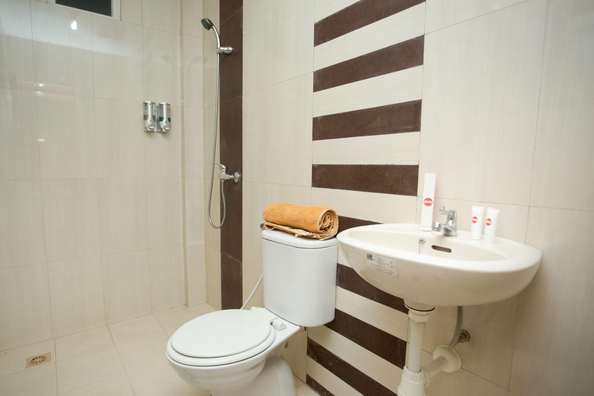 Oyo 850 Lapan Lapan Hotel Banjarmasin  Buitenkant foto