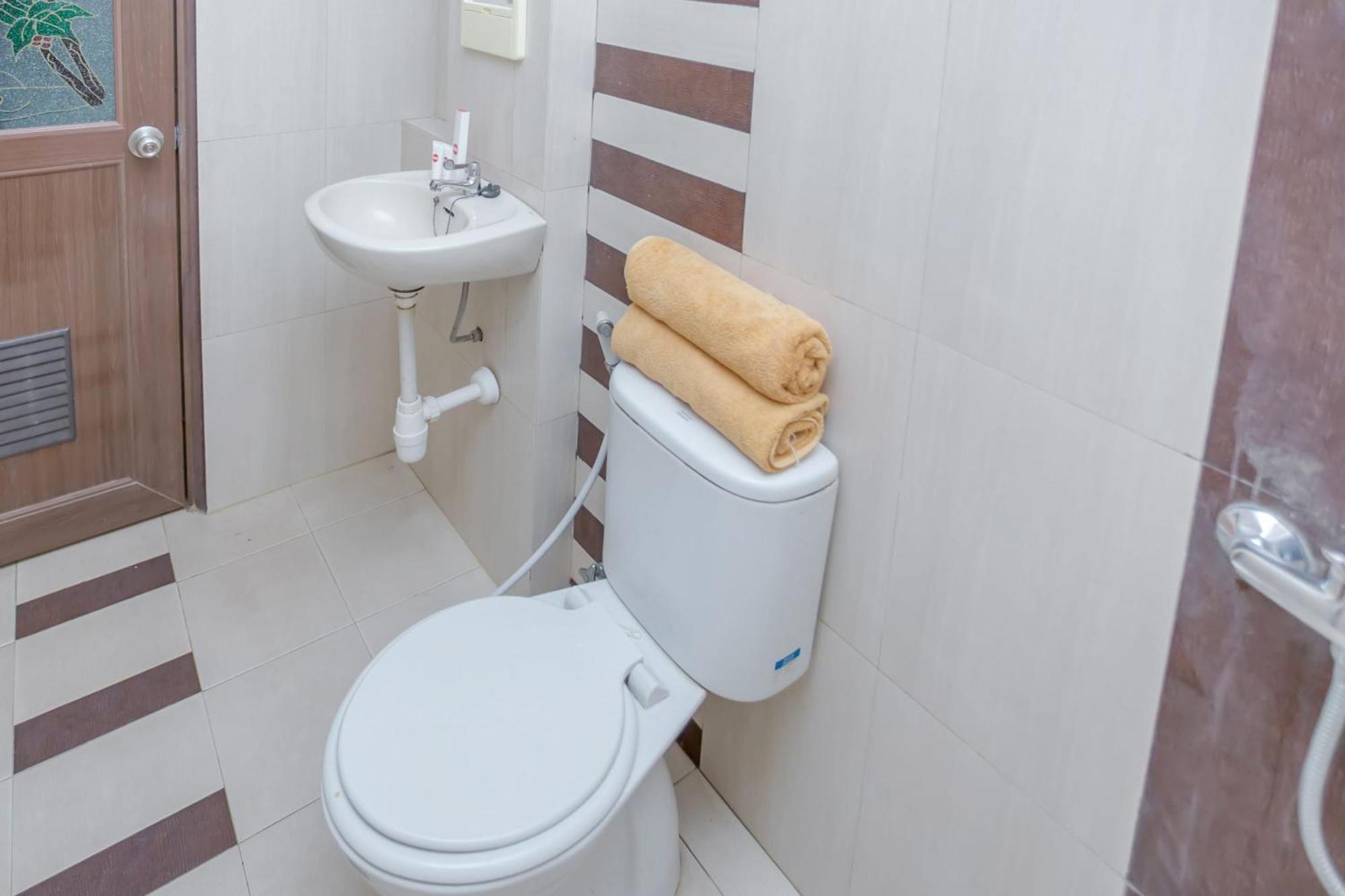 Oyo 850 Lapan Lapan Hotel Banjarmasin  Buitenkant foto