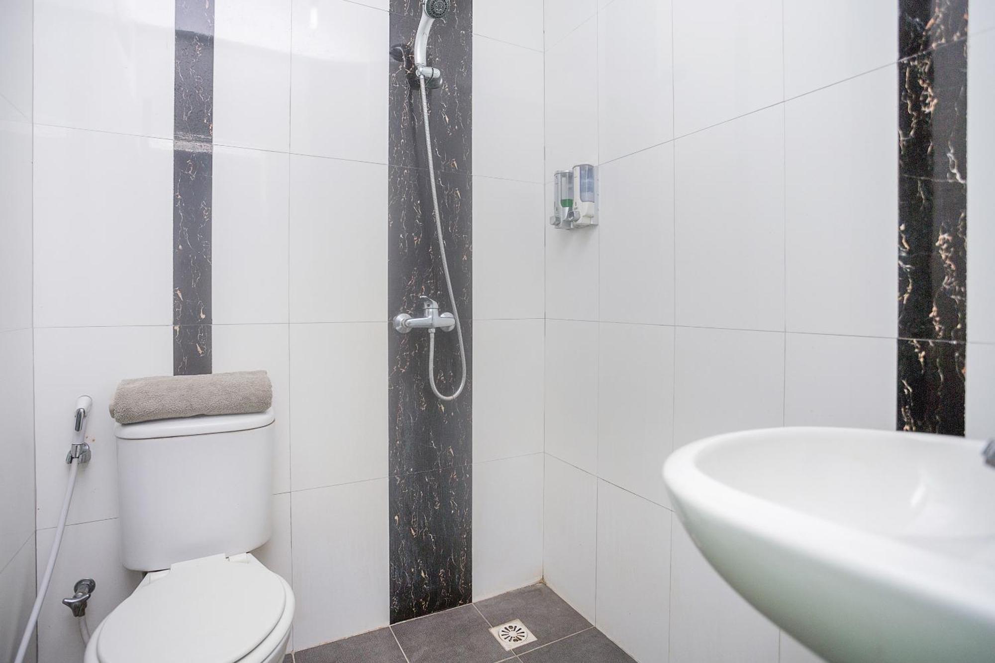 Oyo 850 Lapan Lapan Hotel Banjarmasin  Buitenkant foto