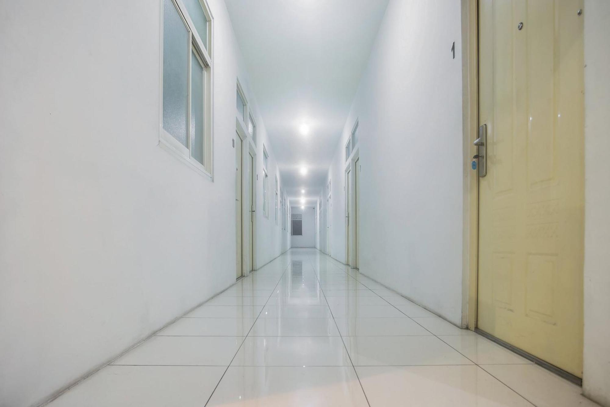 Oyo 850 Lapan Lapan Hotel Banjarmasin  Buitenkant foto