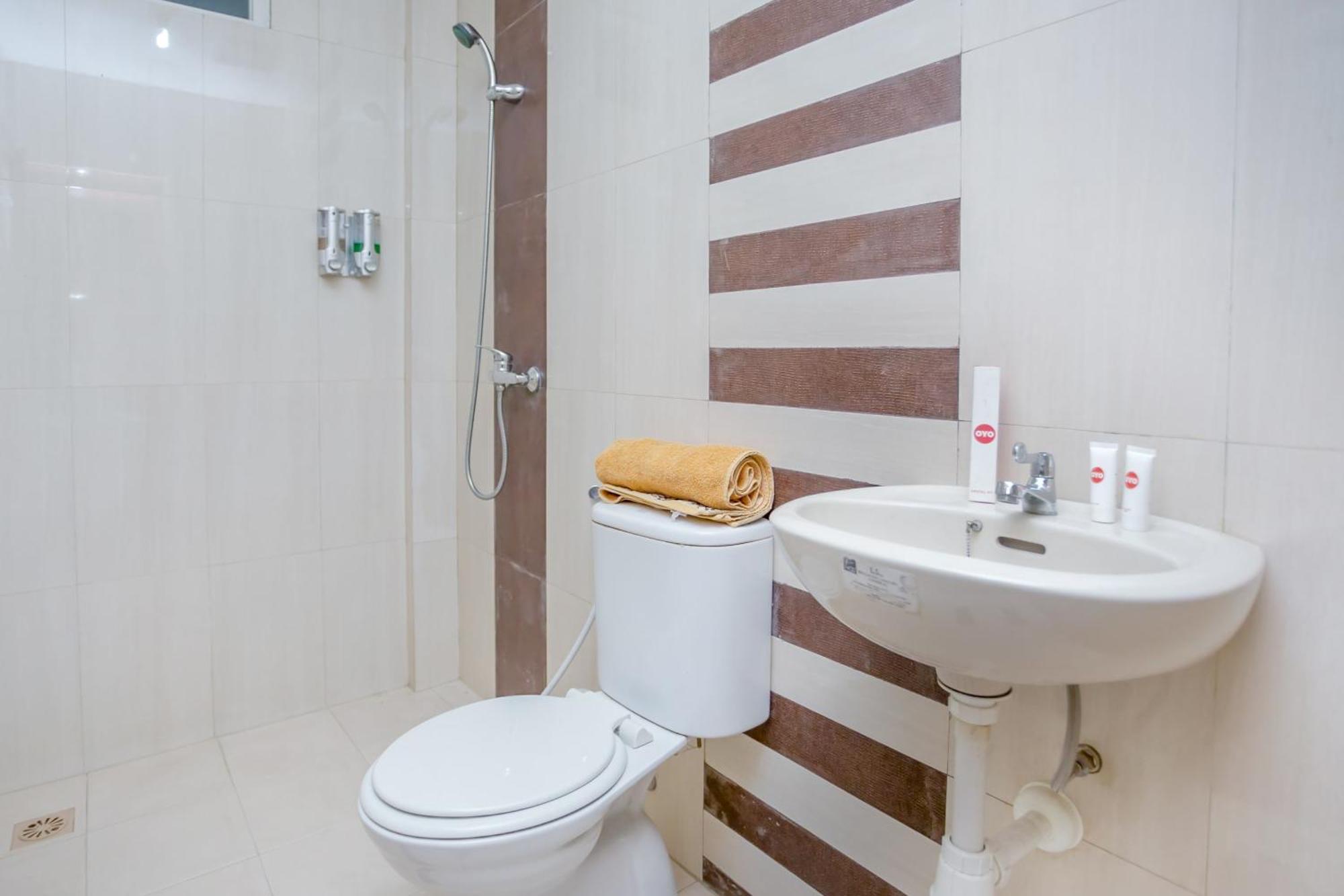 Oyo 850 Lapan Lapan Hotel Banjarmasin  Buitenkant foto
