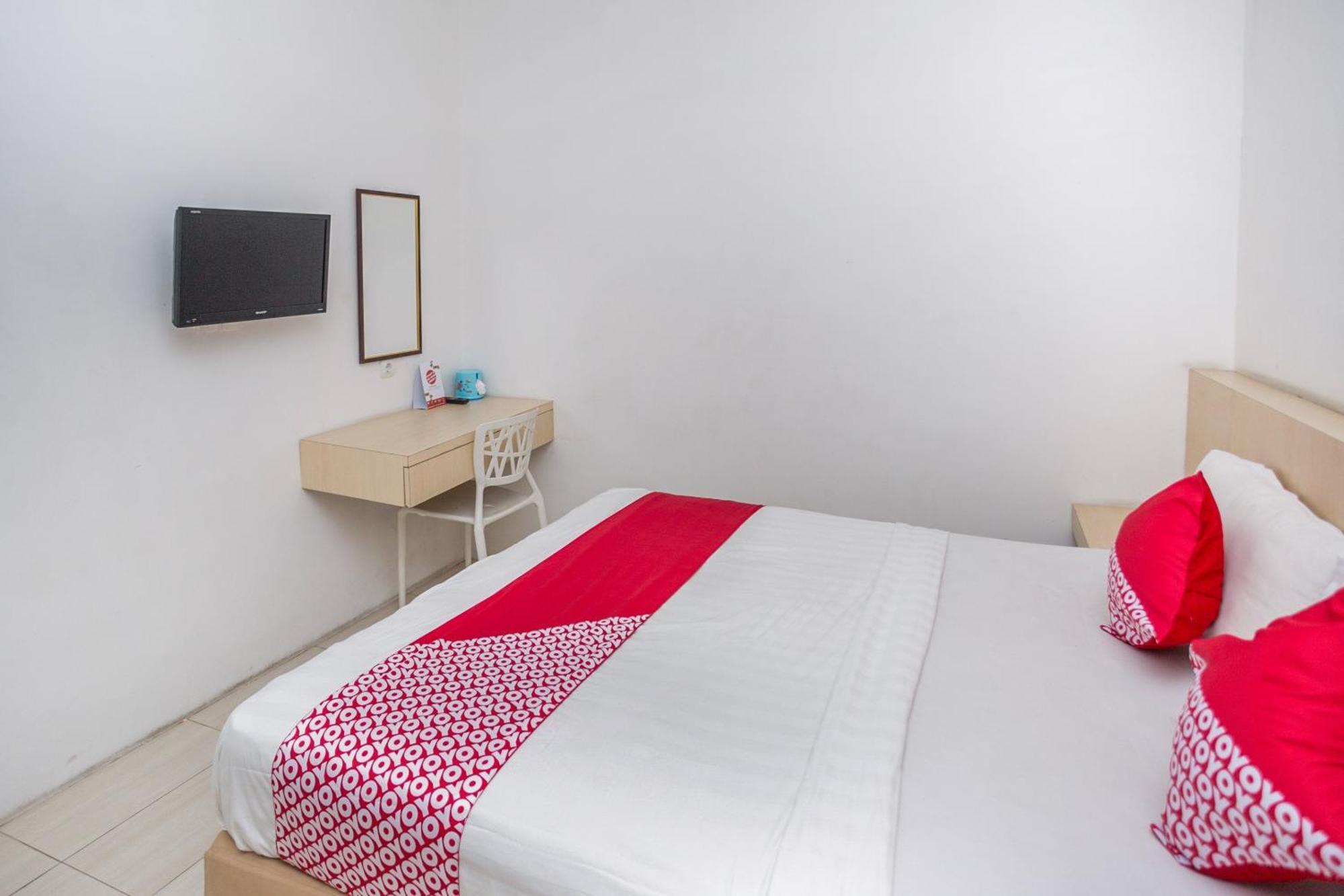 Oyo 850 Lapan Lapan Hotel Banjarmasin  Buitenkant foto