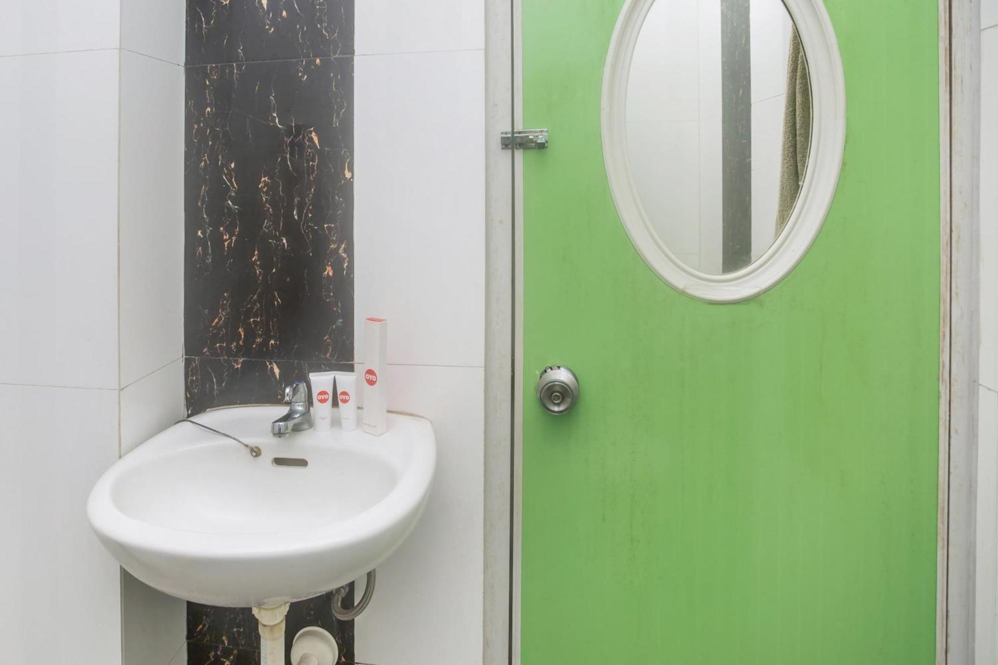 Oyo 850 Lapan Lapan Hotel Banjarmasin  Buitenkant foto