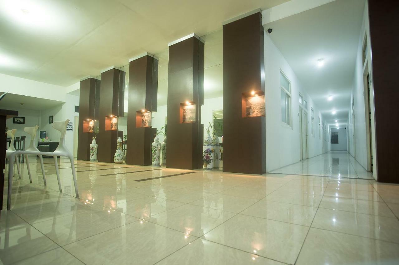 Oyo 850 Lapan Lapan Hotel Banjarmasin  Buitenkant foto