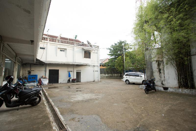 Oyo 850 Lapan Lapan Hotel Banjarmasin  Buitenkant foto