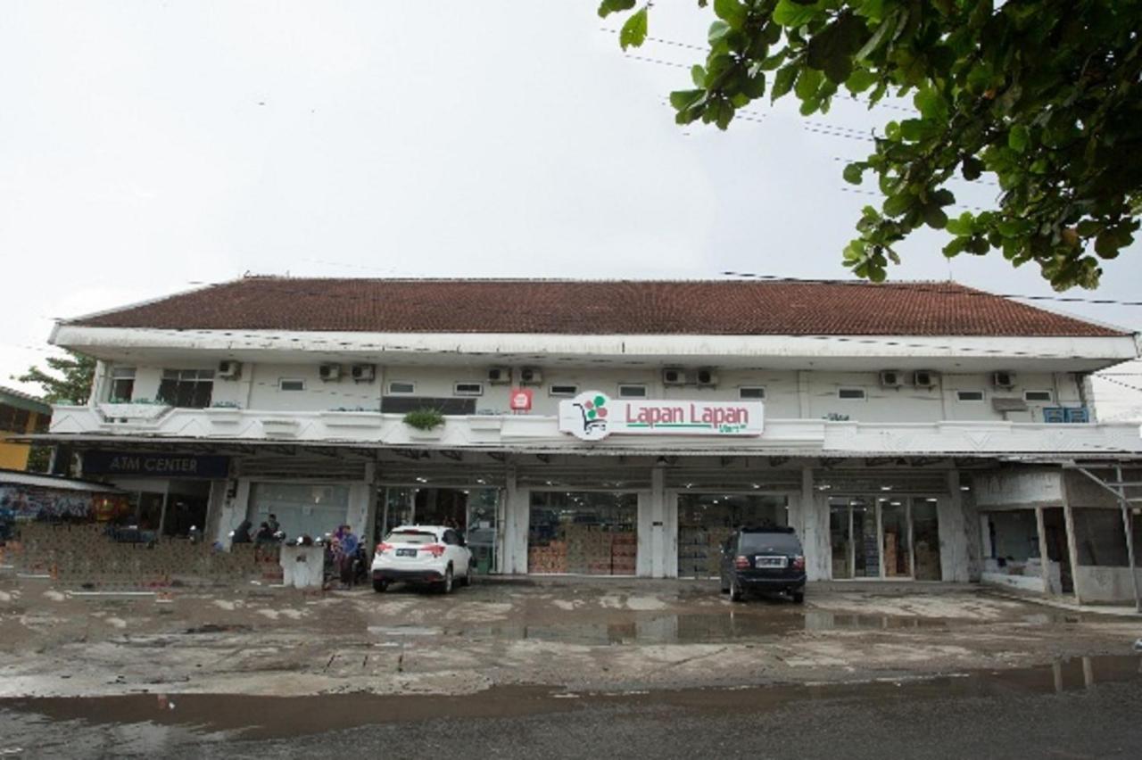Oyo 850 Lapan Lapan Hotel Banjarmasin  Buitenkant foto